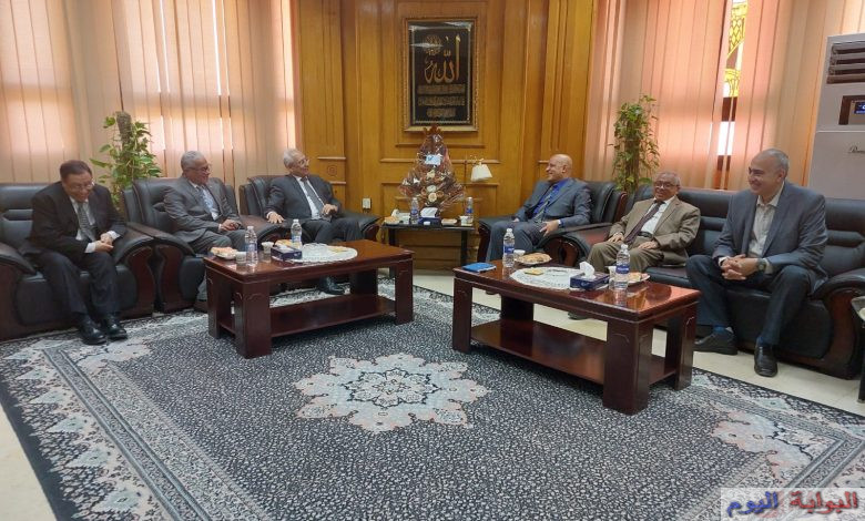 رئيس جامعة أسوان  يهنىء  الدكتور عصام فرحات برئاسة جامعة المنيا