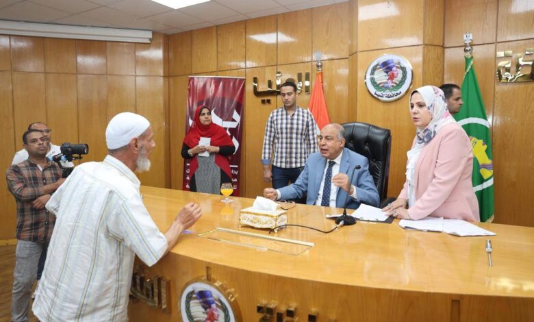  محافظ المنيا يستعرض عددا من الشكاوى الجماهيرية  حول استكمال مشروعات البنية التحتية وتوصيل المرافق العامة  