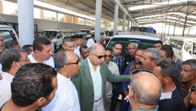 محافظ المنيا يتفقد المواقف ومحطات الوقود لمتابعة تطبيق التعريفة الجديدة للمواصلات