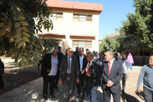 محافظ المنيا يتفقد مدرسة الثانوية الزراعية لرفع كفاءة مشروعات الإنتاج الحيواني والألبان