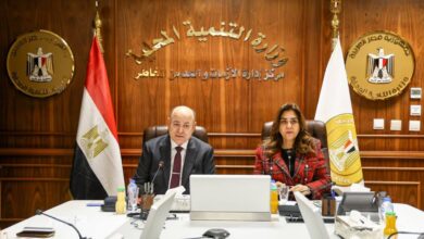 وزيرة التنمية المحلية ومستشار رئيس الجمهورية يبحثان مع المحافظين أوجه استغلال الأراضي المستردة