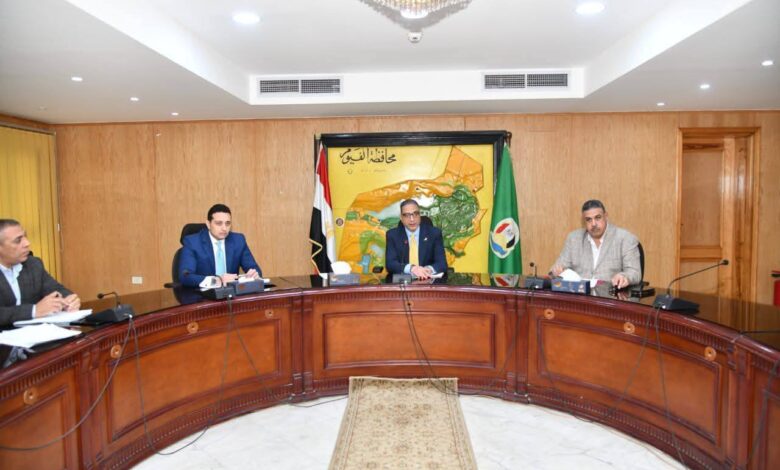 محافظ الفيوم يناقش مقترح أعمال الرصف بالخطة الاستثمارية متوسطة الأجل 2027/2030
