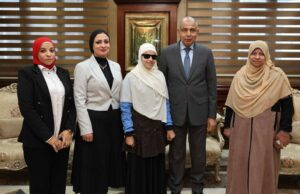 محافظ المنيا يُكرم الطالبة «فاطمة» ابنة مدرسة النور للمكفوفين ويُهديها مصحفًا تقديرًا لتميزها