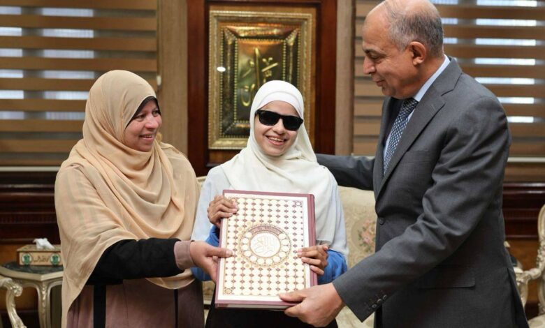  محافظ المنيا يُكرم الطالبة «فاطمة» ابنة مدرسة النور للمكفوفين ويُهديها مصحفًا تقديرًا لتميزها
