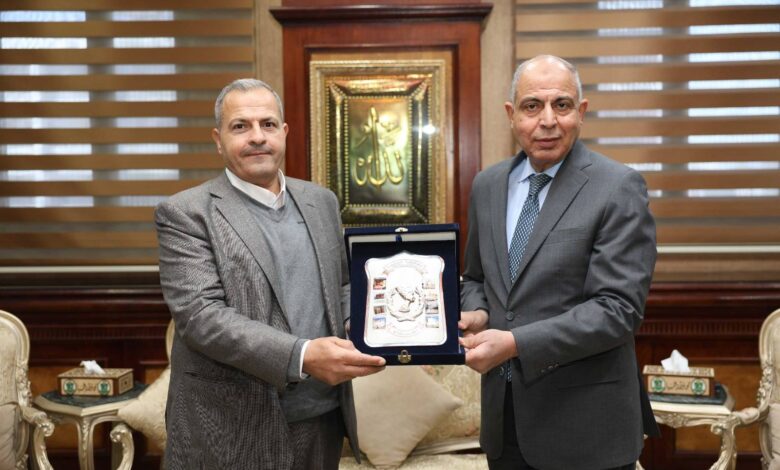 محافظ المنيا يحتفي بالصحفي مهاب المناهري لفوزه بجائزة التفوق الصحفي