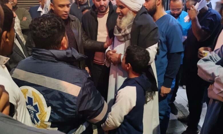 الدكتور محمد ابو زيد  يزور مصابي حادث الطريق الصحراوي بمستشفى التكامل بالشيخ فضل