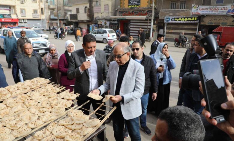  محافظ المنيا يقود حملة تموينية مفاجئة بحي جنوب.. ويحرر محاضر لمخالفات نقص الوزن والمواصفات