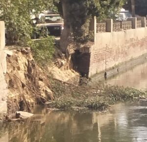 إنهيار جزئي مفاجيء بأحد جوانب بحر تنهلا بالفيوم