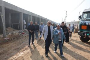 محافظ المنيا يتابع معدلات إنجاز السوق الحضاري ببني مزار