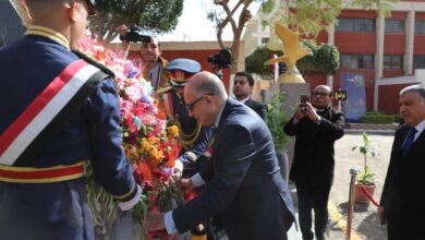 محافظ المنيا يضع إكليلًا من الزهور على النصب التذكاري للشهداء في ذكرى عيد الشرطة الـ74