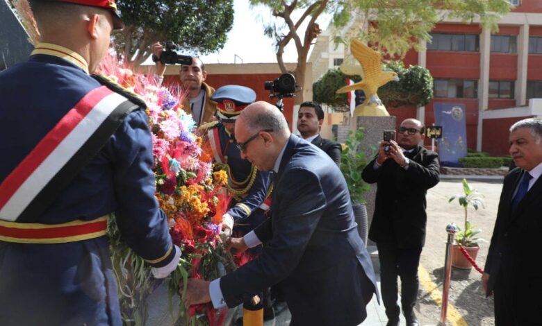 محافظ المنيا يضع إكليلًا من الزهور على النصب التذكاري للشهداء في ذكرى عيد الشرطة الـ74