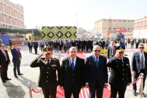 محافظ المنيا يضع إكليلًا من الزهور على النصب التذكاري للشهداء في ذكرى عيد الشرطة الـ74