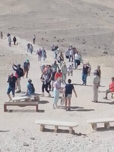 وفود سياحية من هولندا وإيطاليا واستراليا تزور مناطق أثرية بالمنيا