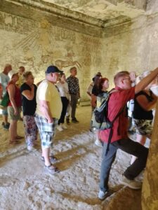 وفود سياحية متعددة الجنسيات تزور المناطق الأثرية والسياحية بالمنيا