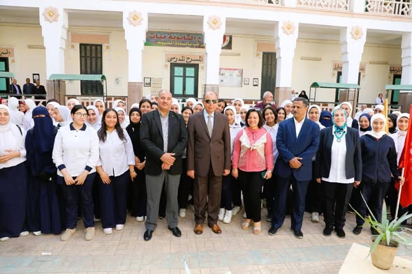 محافظ المنيا يشارك في احتفالية مدرسة الثانوية بنات ويكرّم الطالبات المتميزات