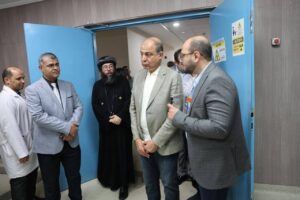 محافظ المنيا يتفقد مستشفى "مصر المحبة" ببني مزار