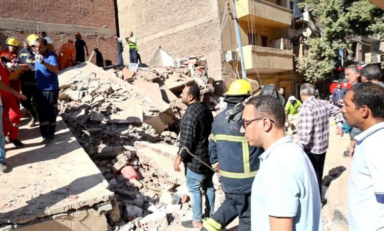متابعة لحادث انهيار عقار عزبة شاهين .. إنقاذ طبيبة ووفاة والدتها  بعزبة شاهين في المنيا